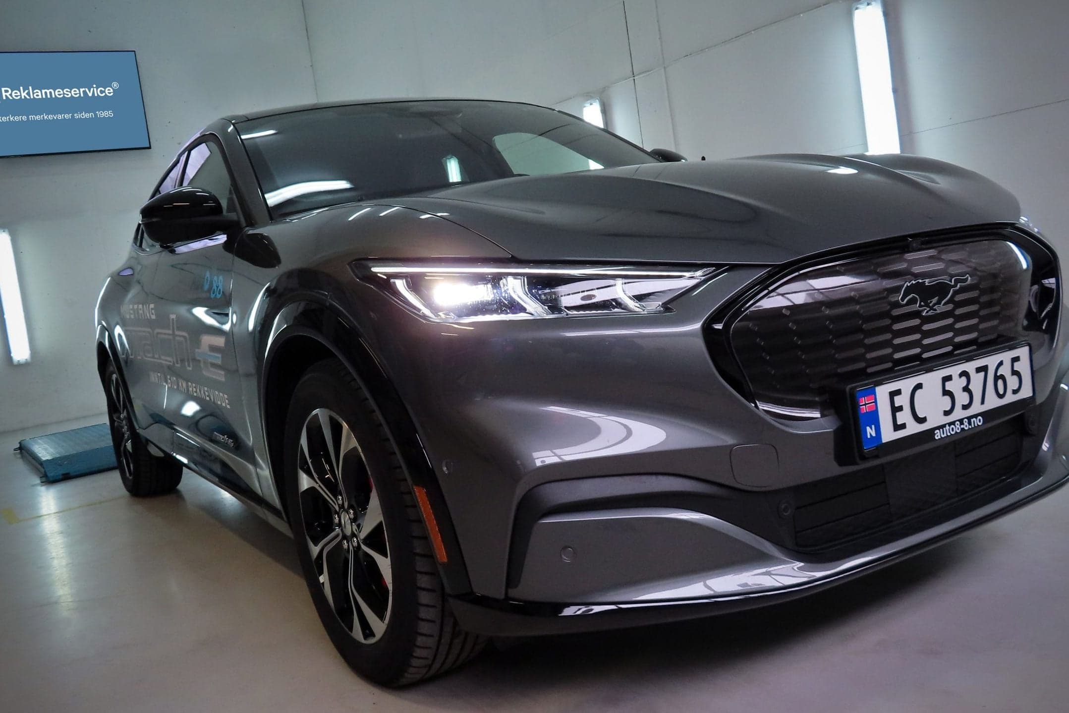 Vi har designet denne spesialtilpassede frontfolien til nye Ford Mustang Mach-E