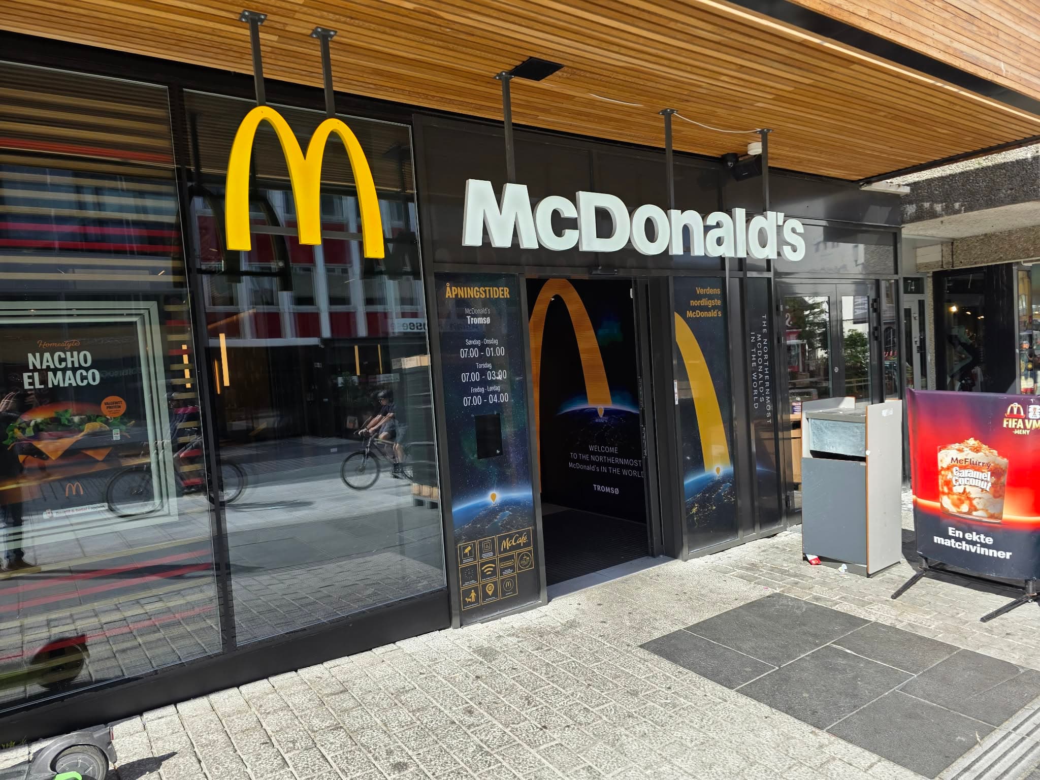 Verdens nordligste McDonald's får LED-skjermer fra Reklameservice