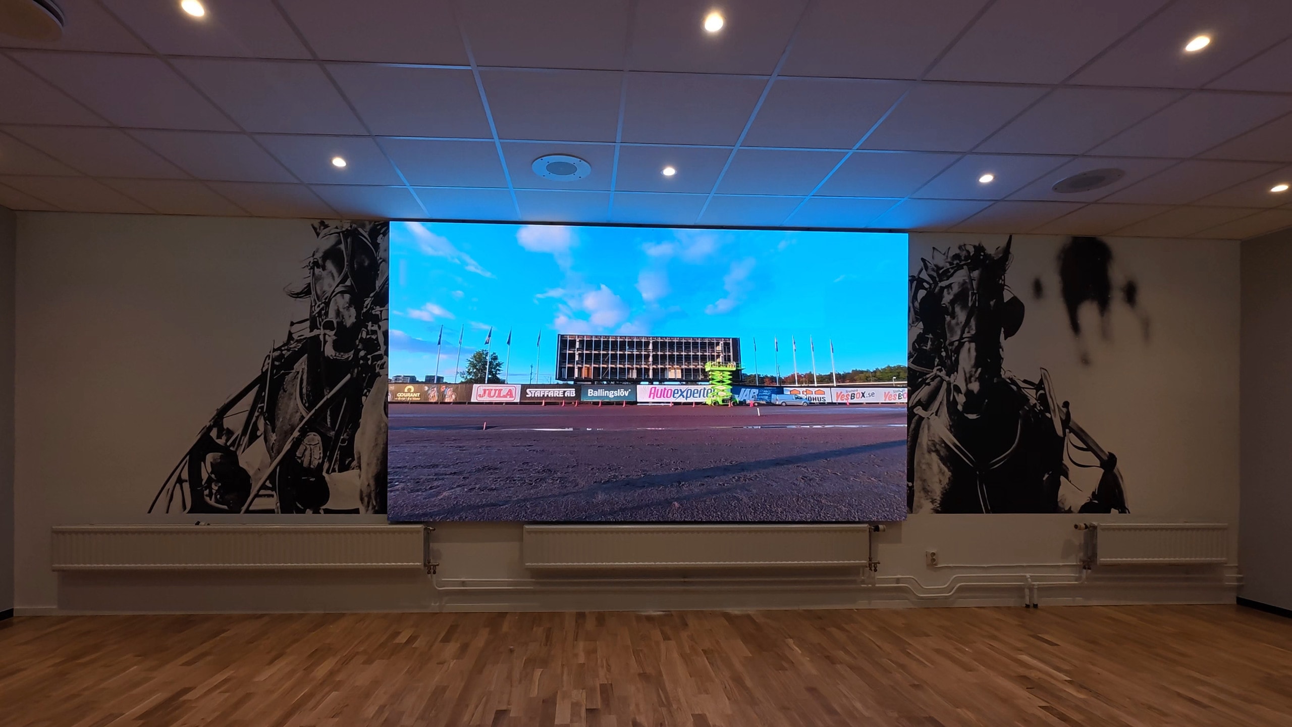 Ny LED-skjerm med COB-teknologi innendørs på Solvalla