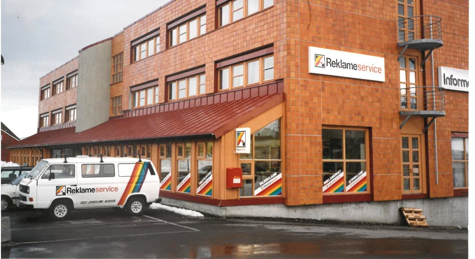 Reklameservice — Eget bygg, egen bil, fra de tidlige årene