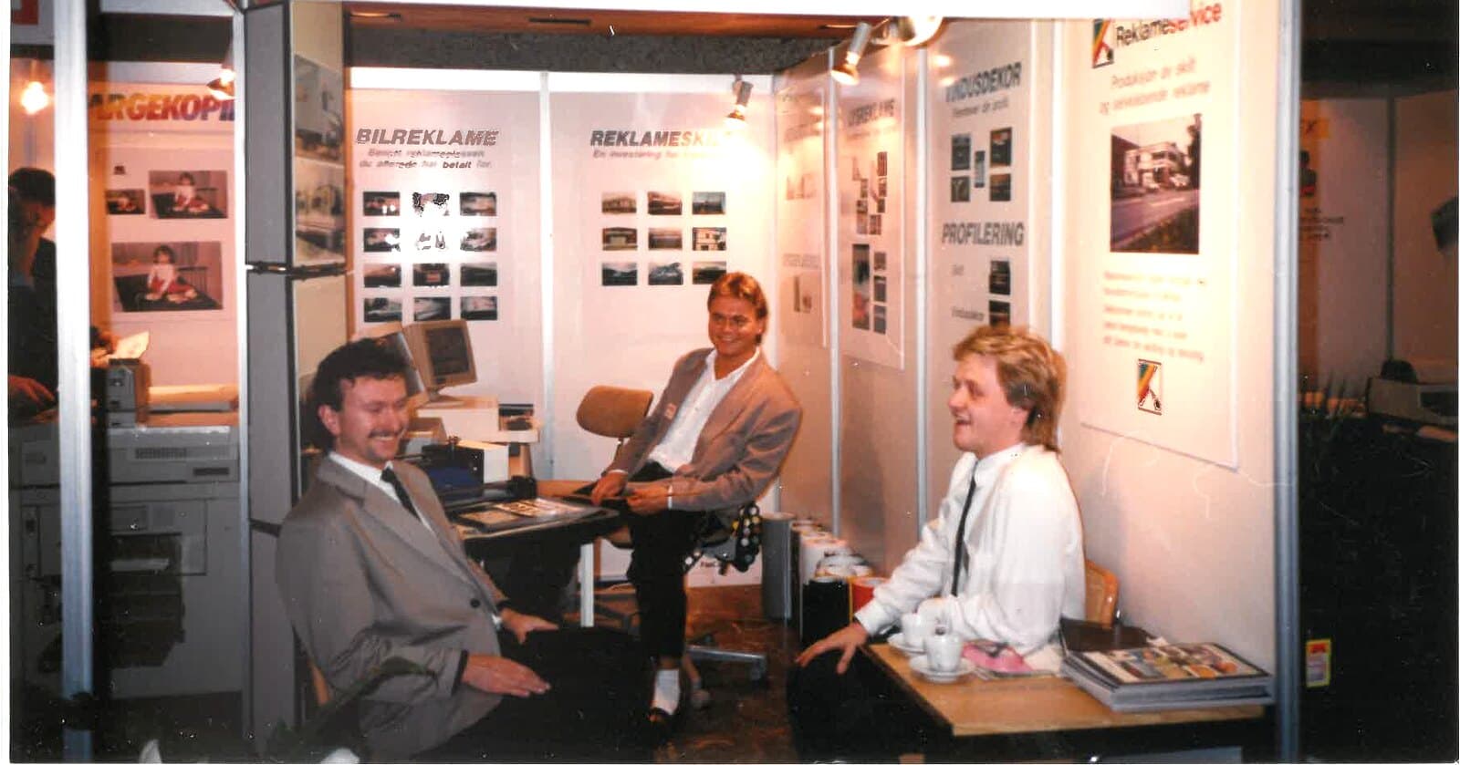 Reklameservice — Reklameservice på stand, fra de tidlige årene