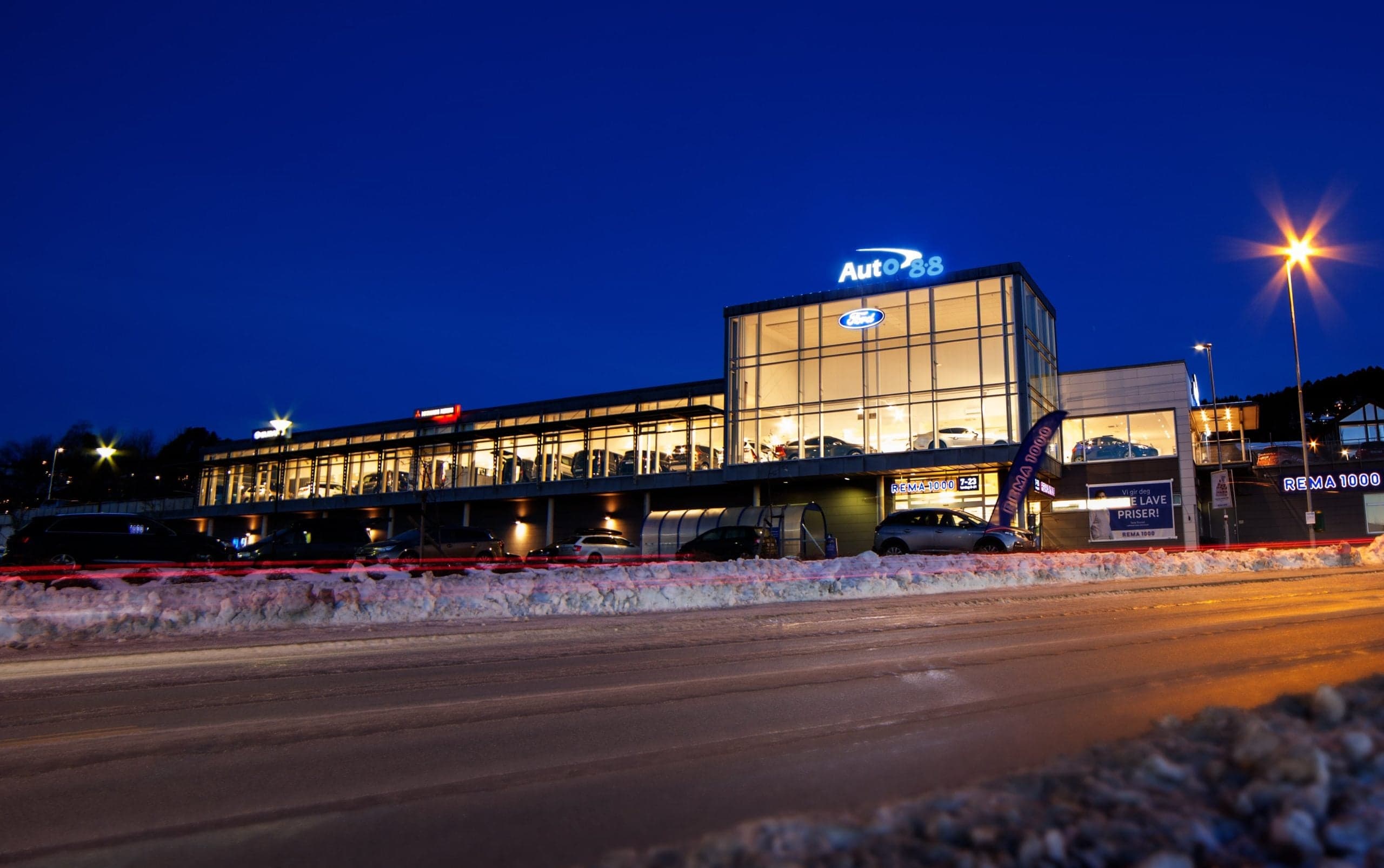Lysskilt på fasade Auto88