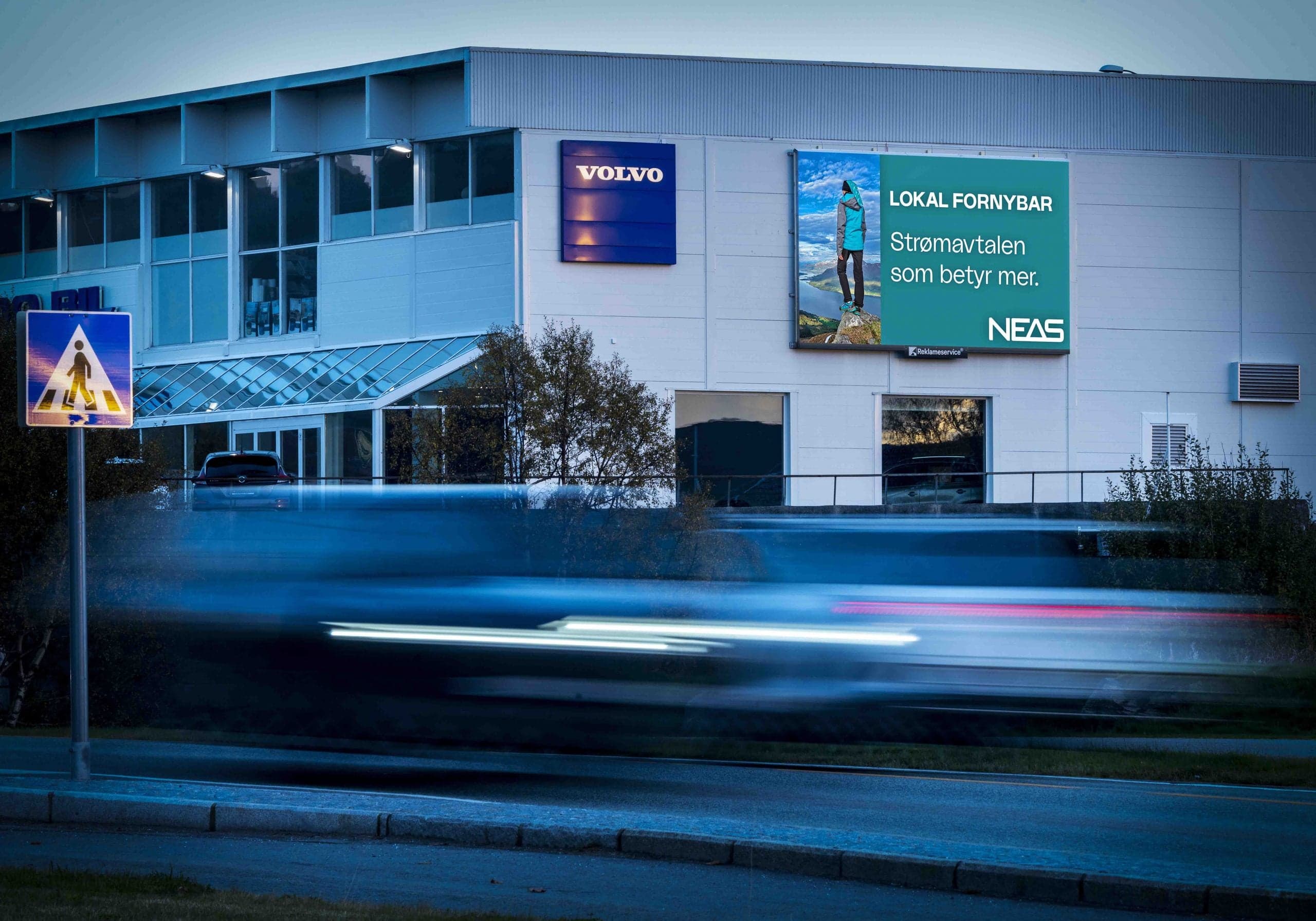 LED-fasade langs vei i skumring