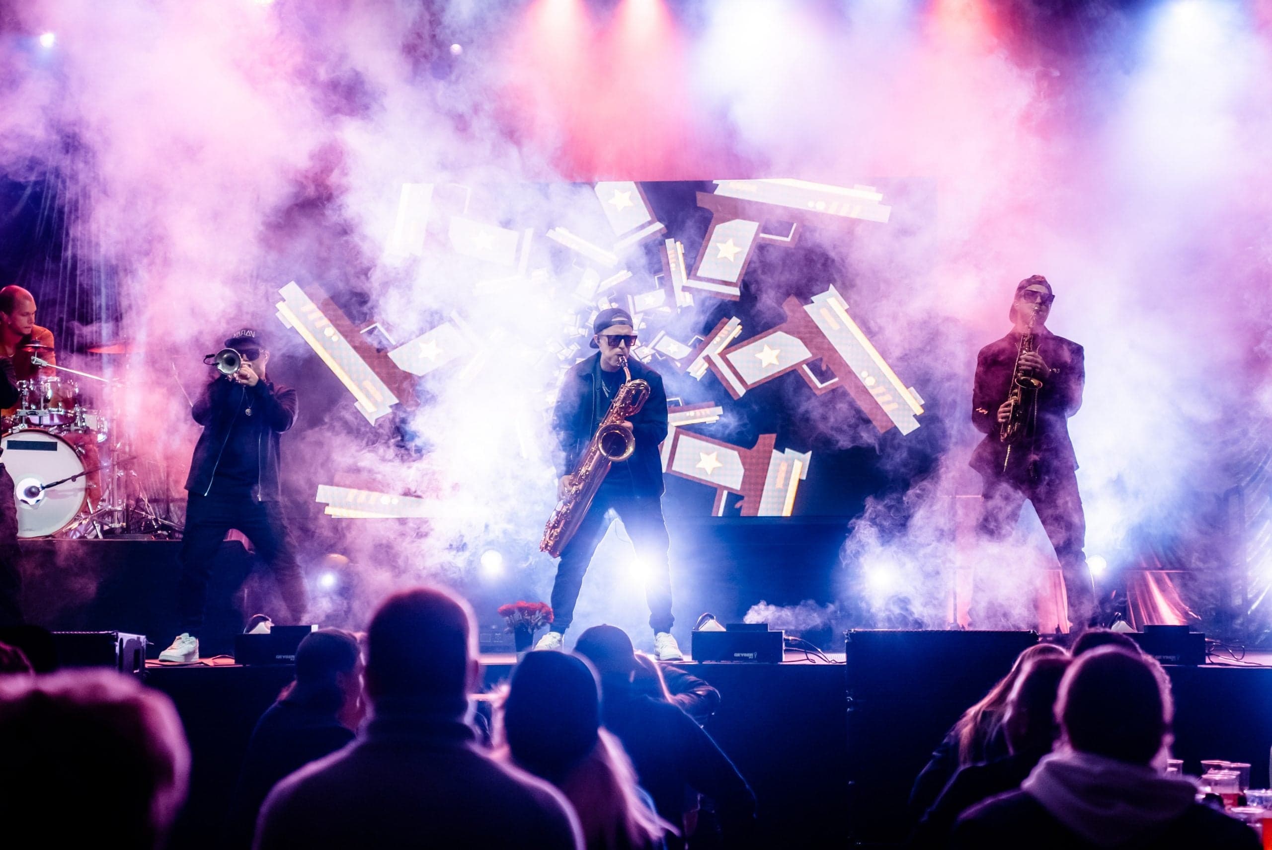 Utleid storskjerm som scenebakgrunn på konsert