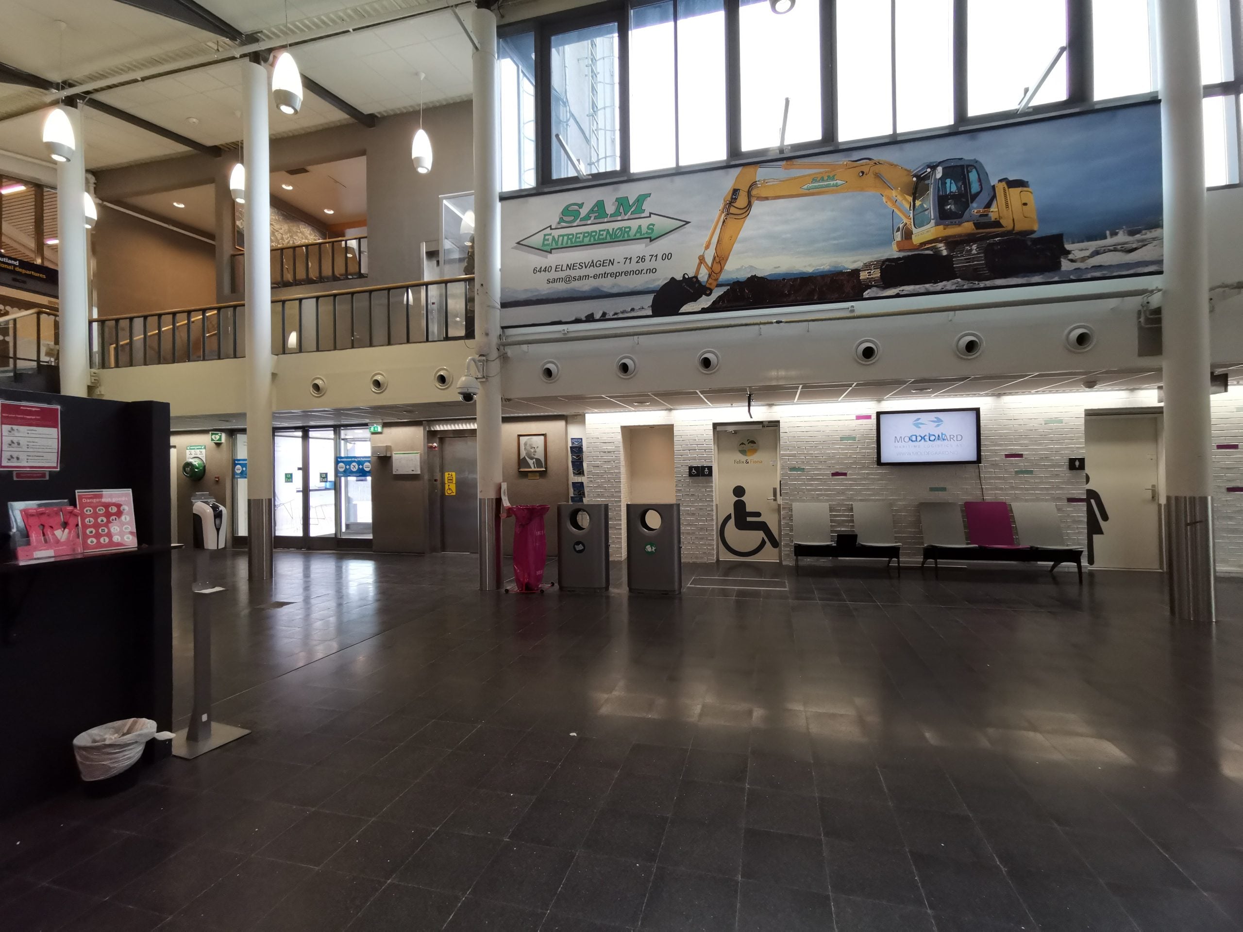 Banner — Avgang — Molde lufthavn Årø