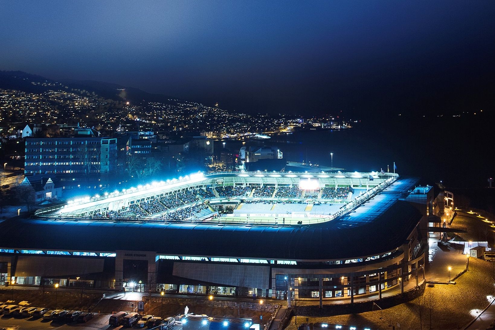 Oversiktbilde av Aker Stadion med LED-skjermer