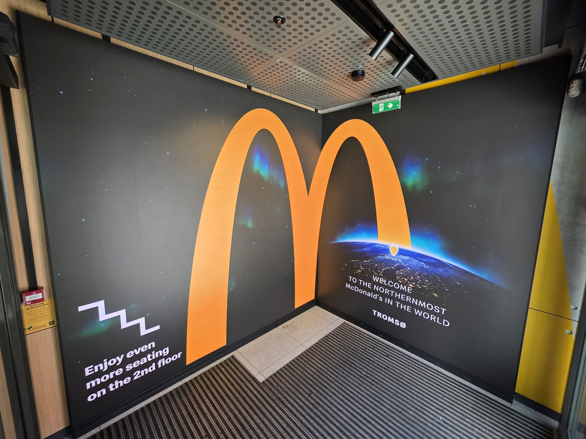 LED-installasjon i inngangspartiet til verdens nordligste McDonald's i Tromsø